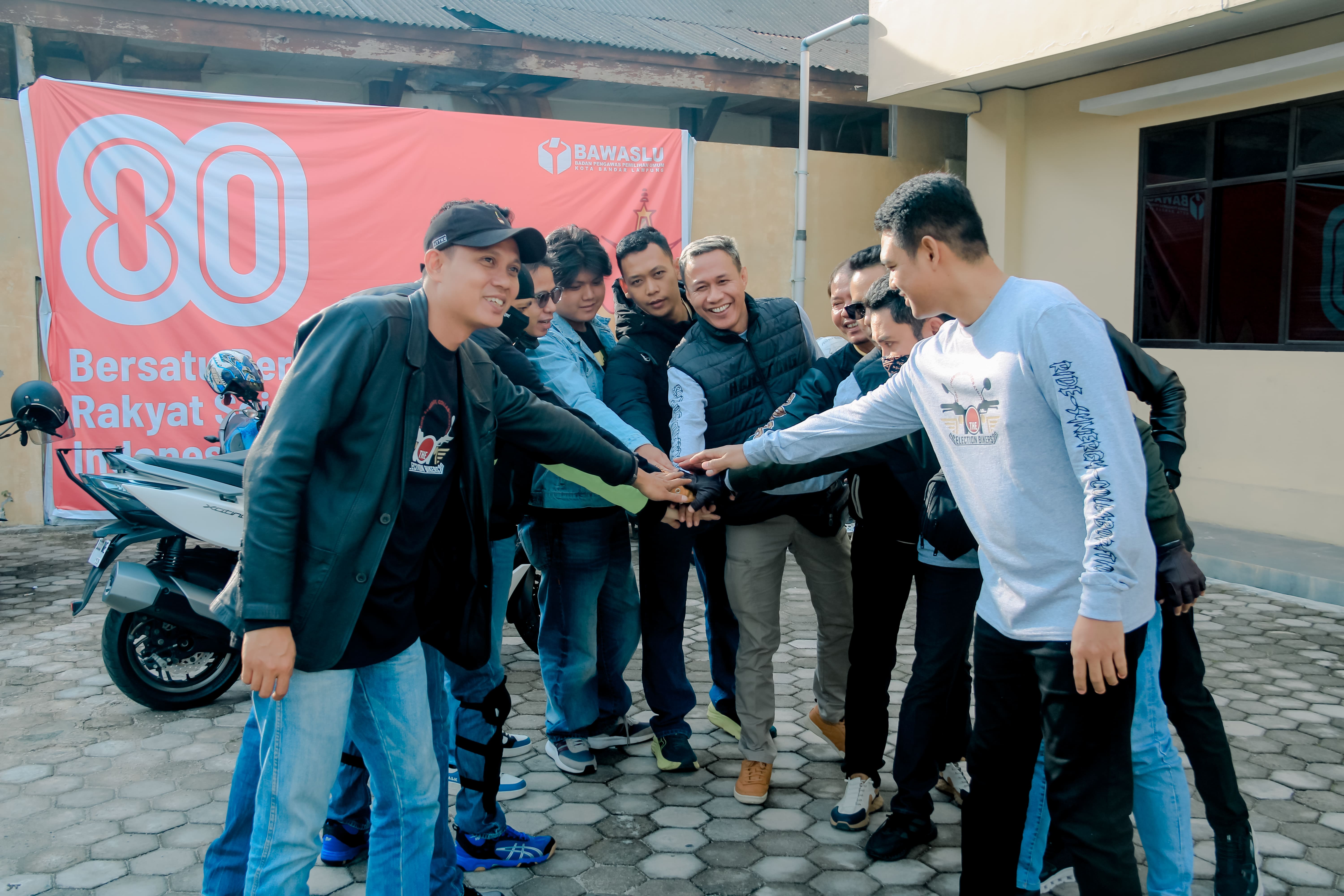 Fun Ride Bawaslu Dan KPU Lampung Meriahkan HUT Ke-80 RI Di Pantai Senaya Beach