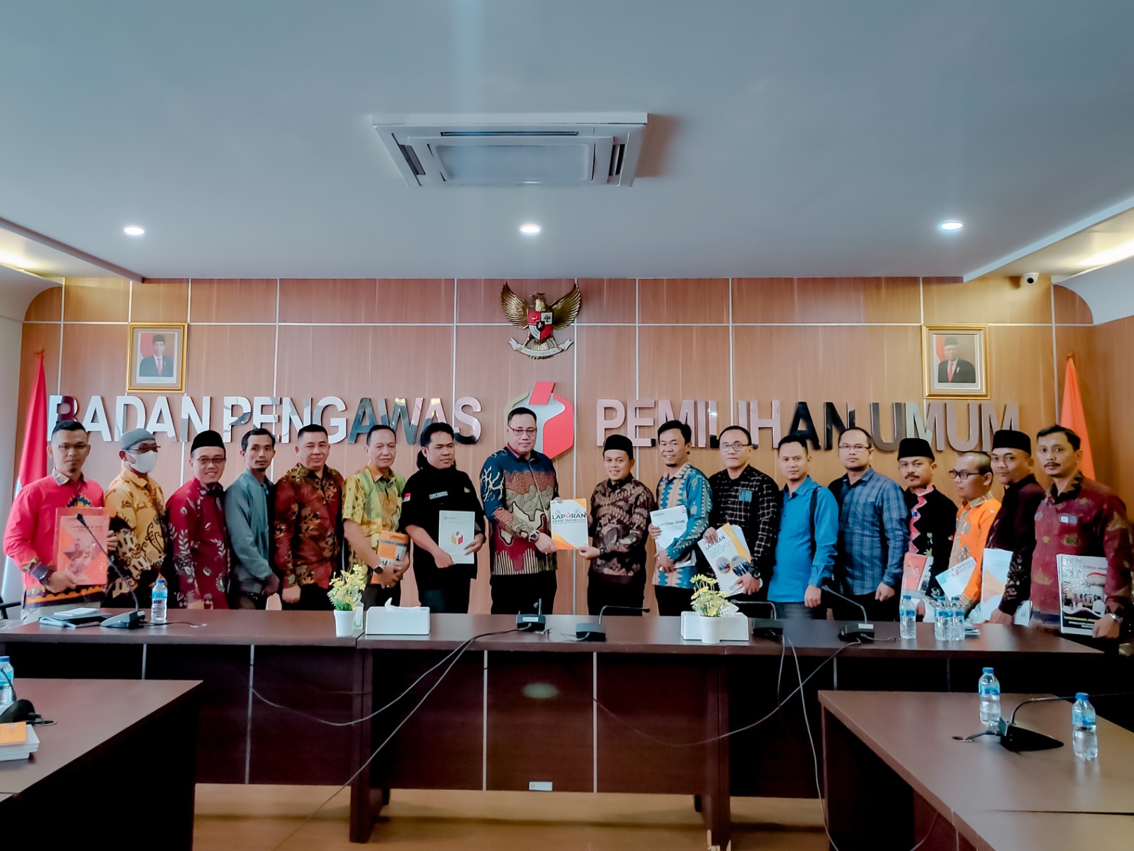 Bawaslu Lampung Serahkan Laporan Akhir SDMO Dan Diklat