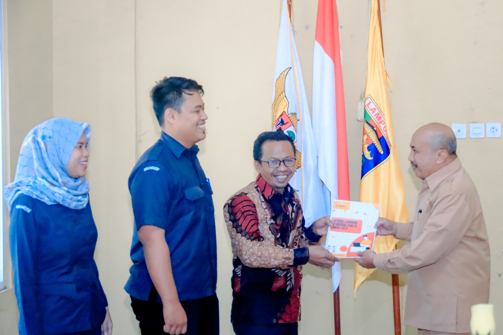 Bawaslu Lampung Serahkan Laporan Informasi Publik ke KI Lampung
