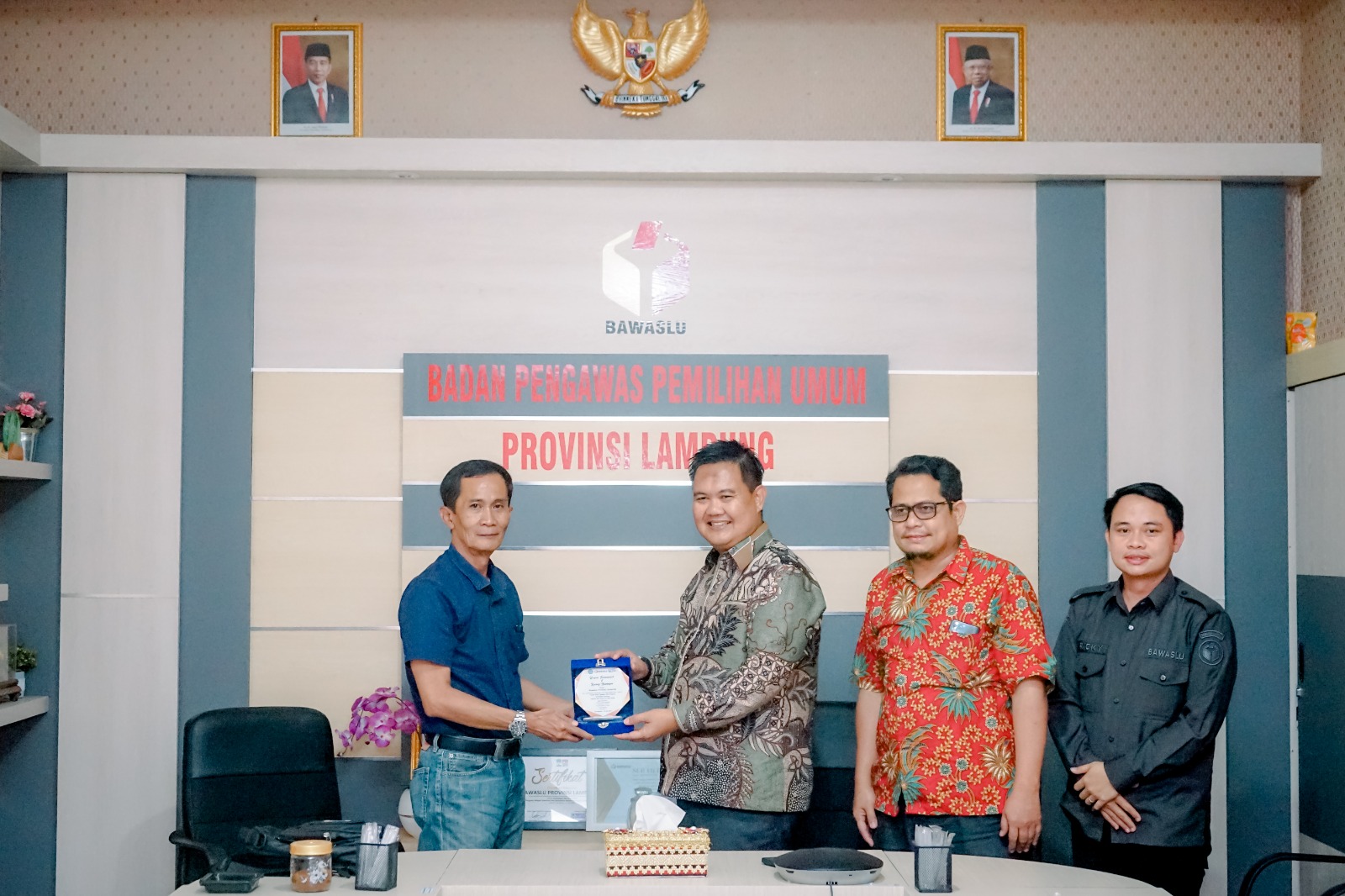 Selesai Laksanakan PKL, Bawaslu Lampung Serahkan Kembali Mahasiswa