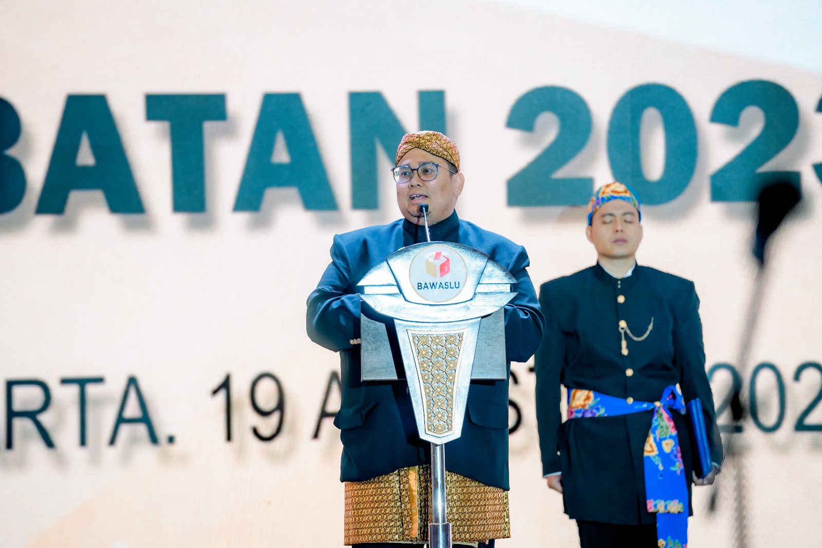 Lantik 1.912 Anggota Bawaslu Kabupaten/Kota 2023-2028, Bagja Minta Jaga Kualitas Demokrasi