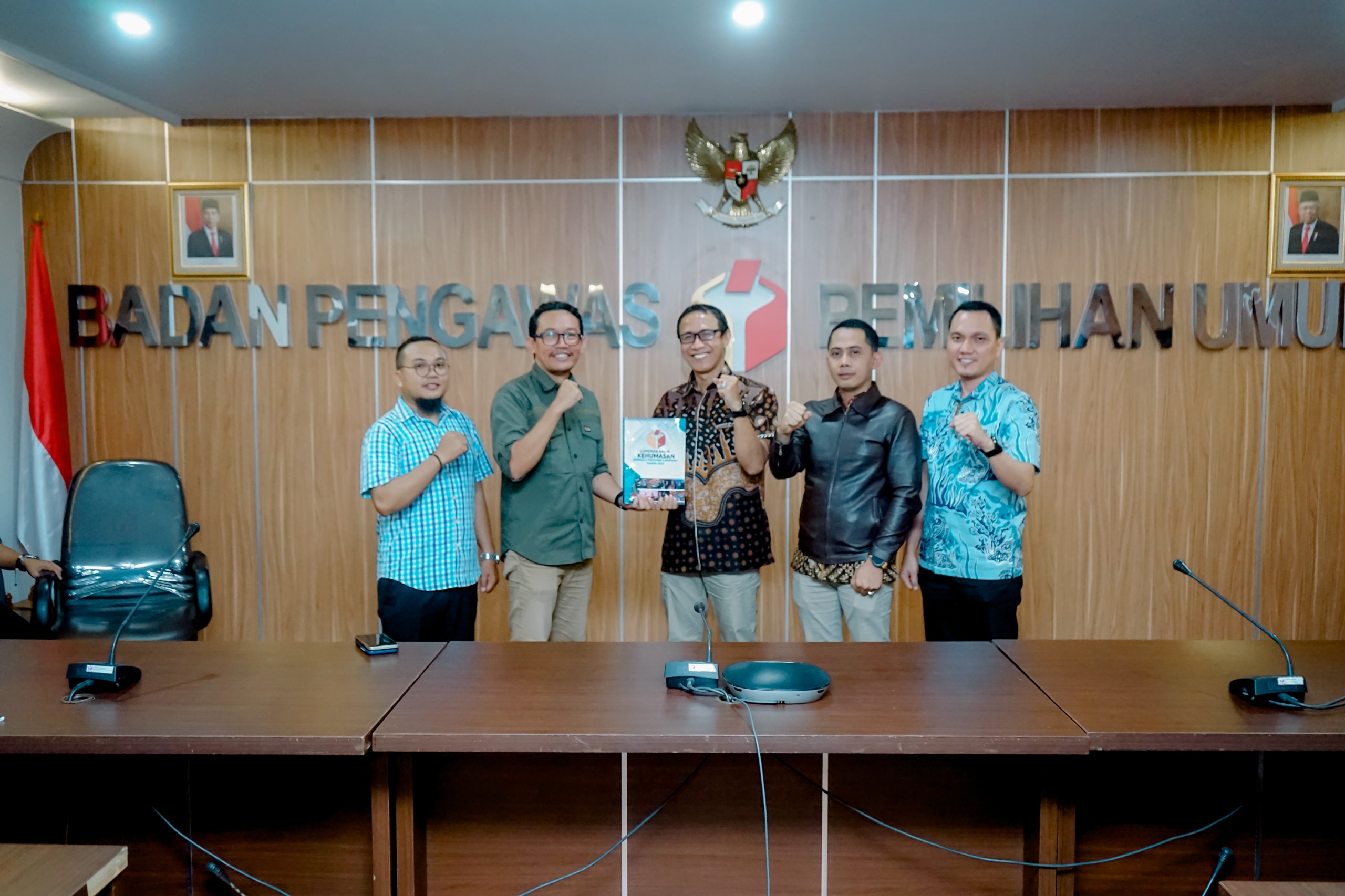 Serahkan Laporan Akhir Kehumasan, Bawaslu Lampung Berkomitmen Akan Terus Memberikan Informasi Tebaik Terkait Kepemiluan