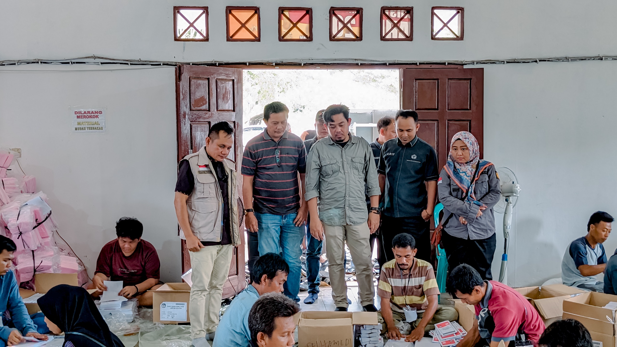 Bawaslu Provinsi Lampung Mengawasi Proses Pelipatan Kertas Suara Pemilu 2024 Di Lampung Selatan