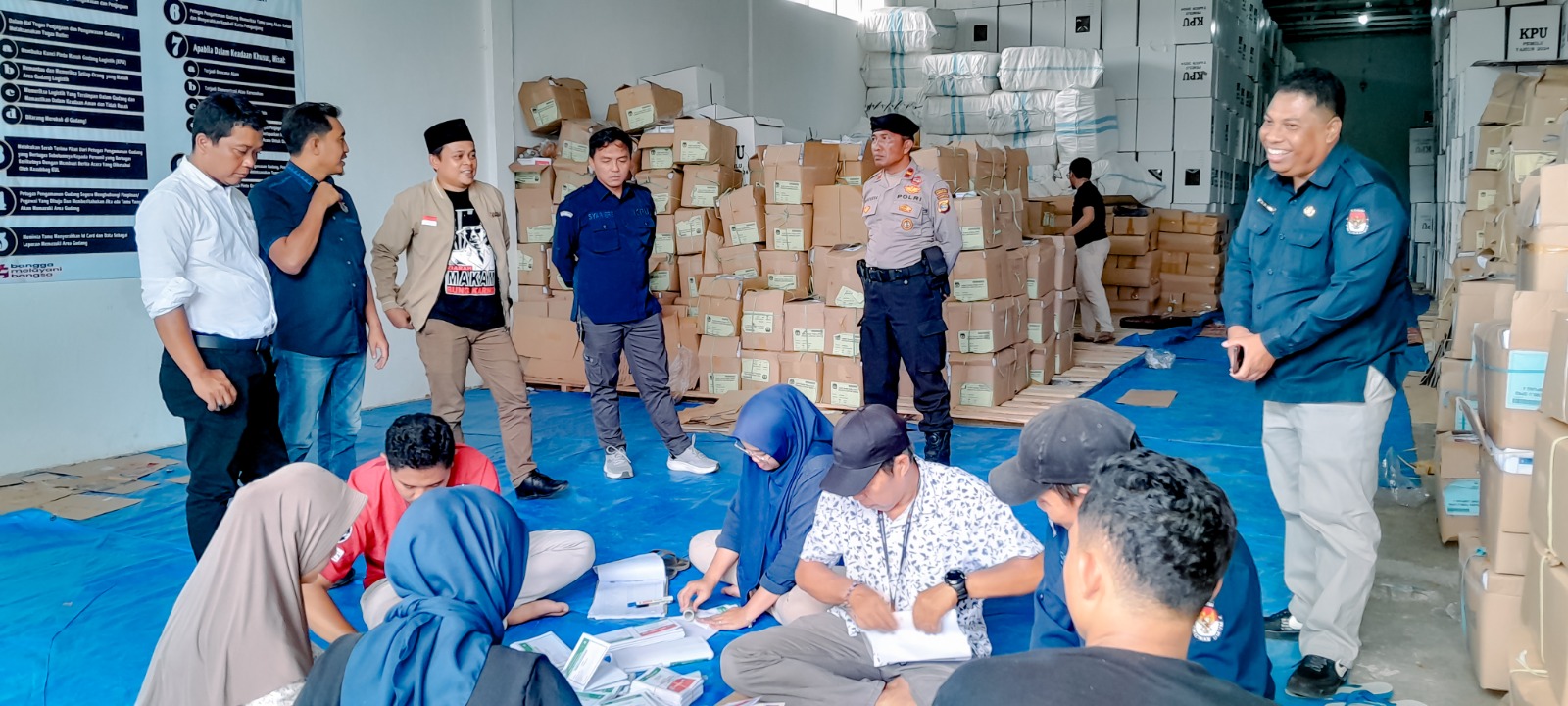 Awasi Pelipatan Surat Suara, Bawaslu Lampung Imbau Kepada Petugas Untuk Teliti dan Sesuai Standar