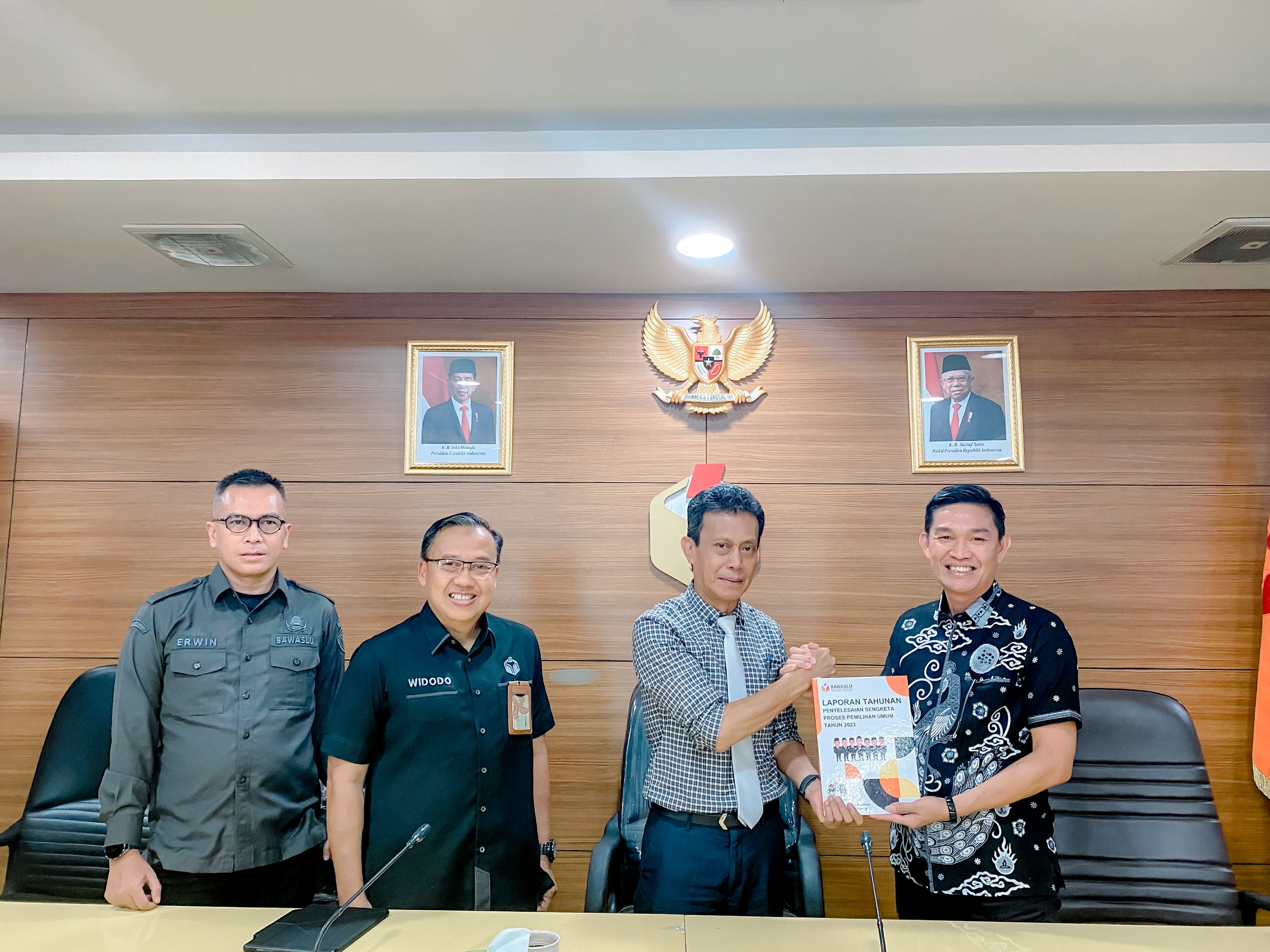 Bawaslu Provinsi Lampung dan 15 Bawaslu Kabupaten/Kota Serahkan Laporan Akhir Penyelesaian Sengketa Pemilu 2023 ke Bawaslu RI