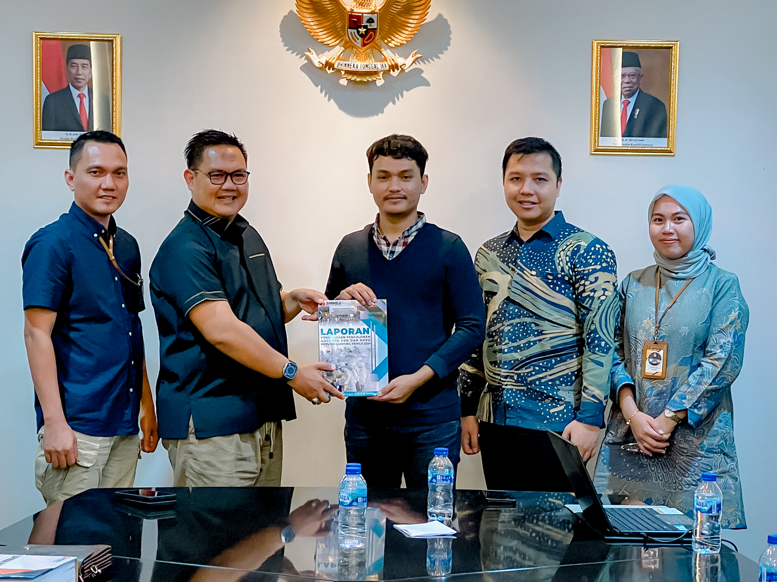 Bawaslu Lampung Serahkan Laporan Pengawasan Pencalonan Anggota DPD &amp; DPRD Provinsi Lampung Pemilu 2024