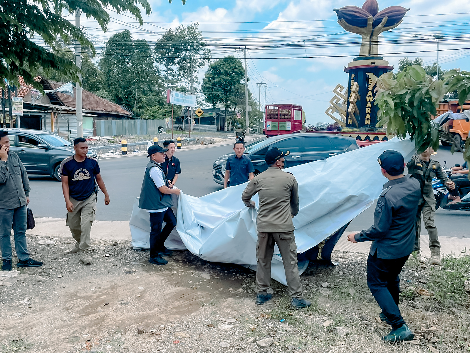 Patroli Pengawasan Masa Tenang, Bawaslu Lampung Bersama Stakeholder Terkait Tertibkan APK Di Pesawaran