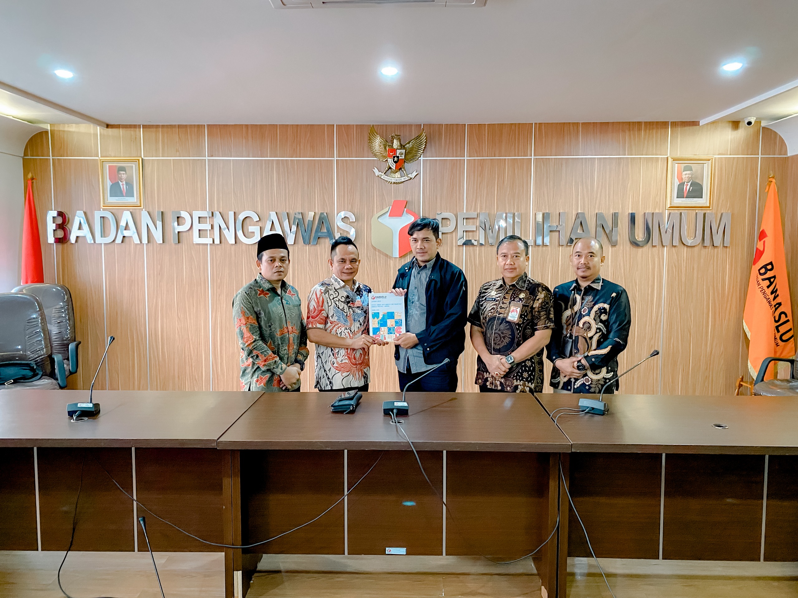 Bawaslu Lampung Beserta Bawaslu Kabupaten/Kota Serahkan Laporan Akhir Tahun 2023 Ke Bawaslu RI