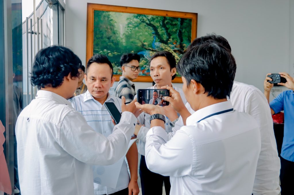 [[Konferensi Pers]] Didepan Peserta UKW PWI, Bawaslu Lampung Tekankan Pencegahan dan Pengawasan Dalam Pilkada 2024