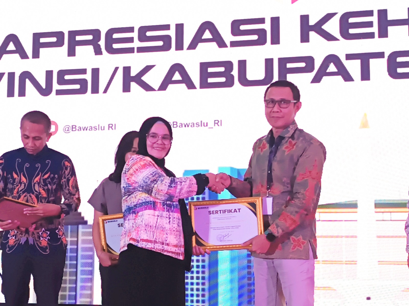 Bawaslu Provinsi Lampung Raih Penghargaan Kehumasan Terbaik Dari Bawaslu RI