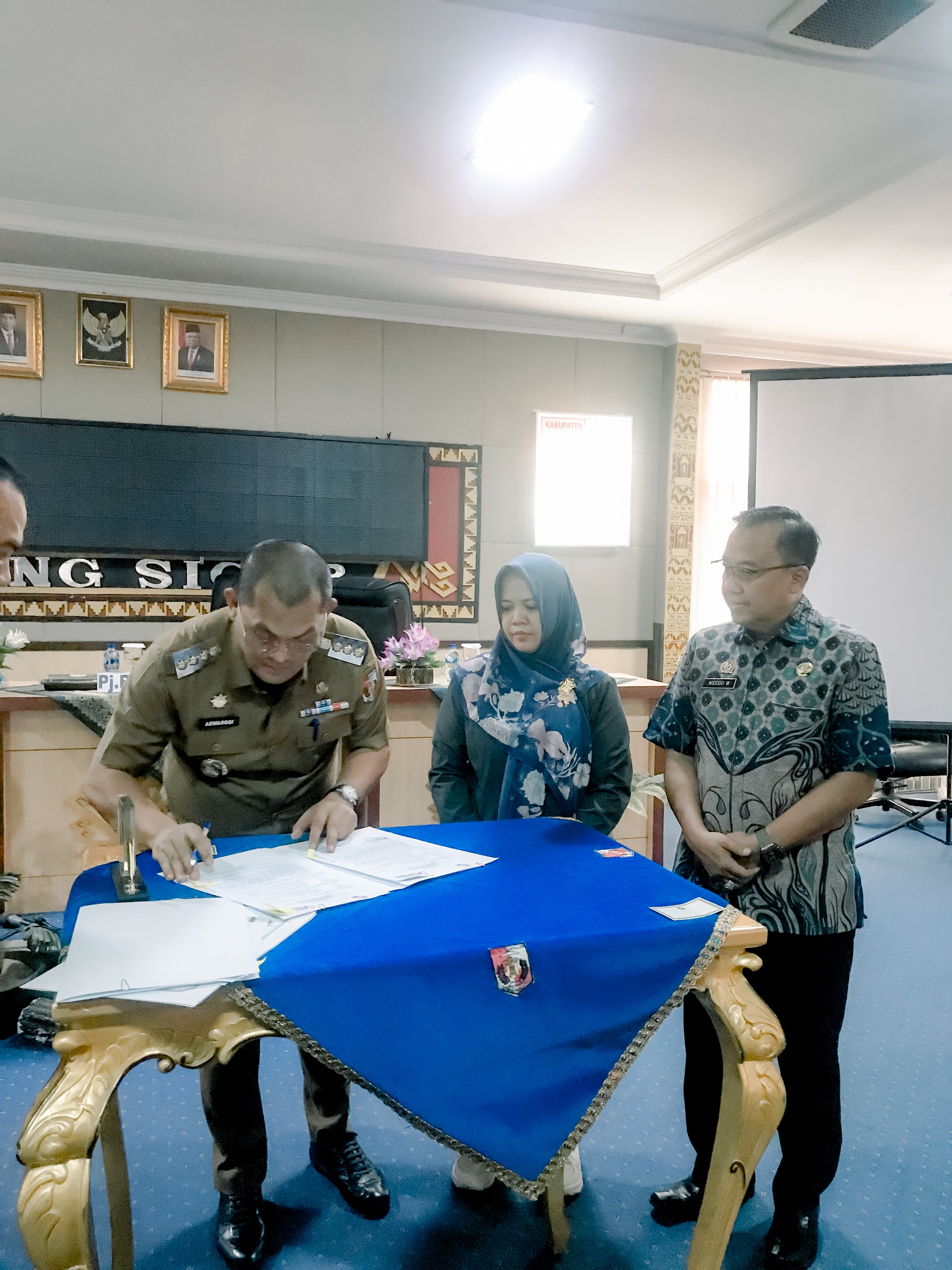 Komitmen Bersama Sukseskan Pilkada, Pemerintah Lampung Utara Dan Bawaslu Kabupaten Lampung Utara Tandatangani Perjanjian Hibah