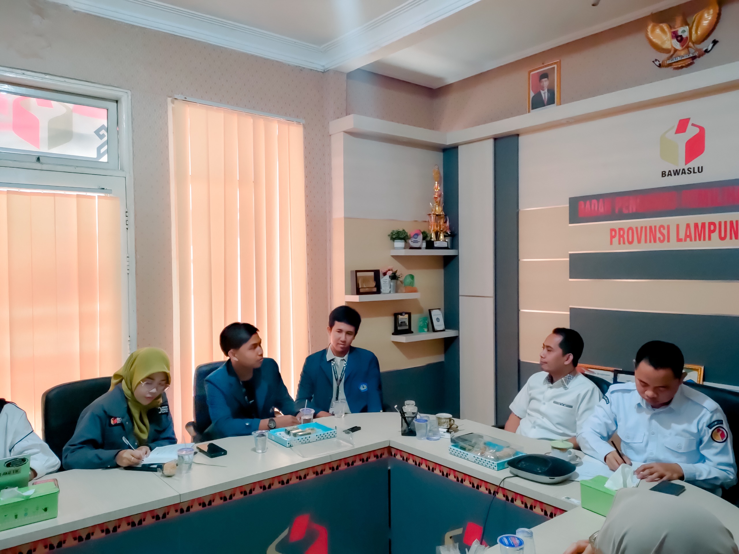 Bahas Pengawasan Pilkada 2024, Bawaslu Lampung Terima Audiensi DPM FISIP Unila Dan LPM Republica