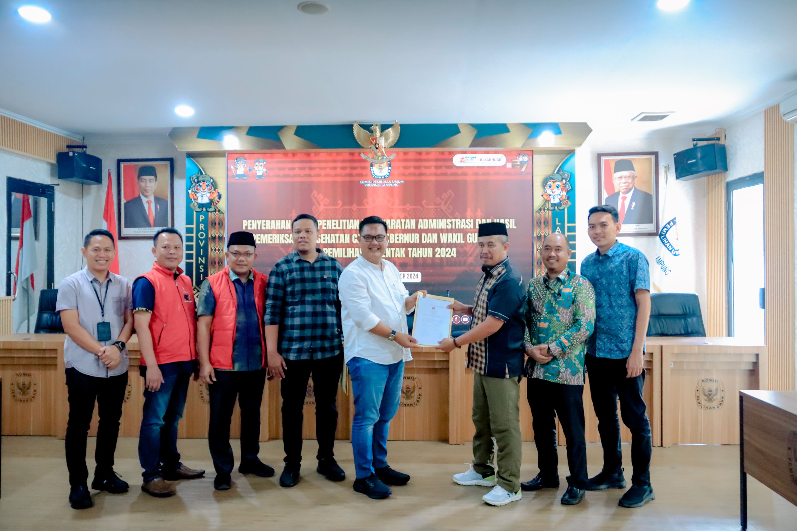 Bawaslu Lampung Awasi Penyerahan Hasil Pemeriksaan Kesehatan Bapaslon Gubernur dan Wakil Gubernur Lampung