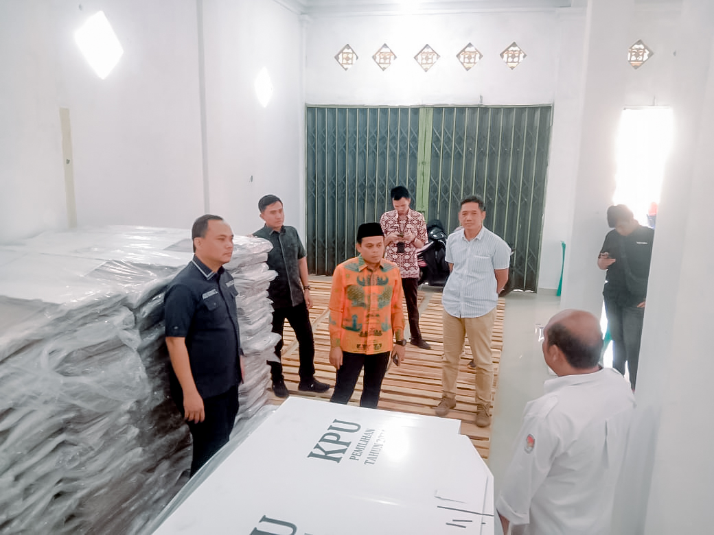 Bawaslu Provinsi Lampung Lakukan Awasi Logistik Pilkada Di Gudang KPU Pesisir Barat