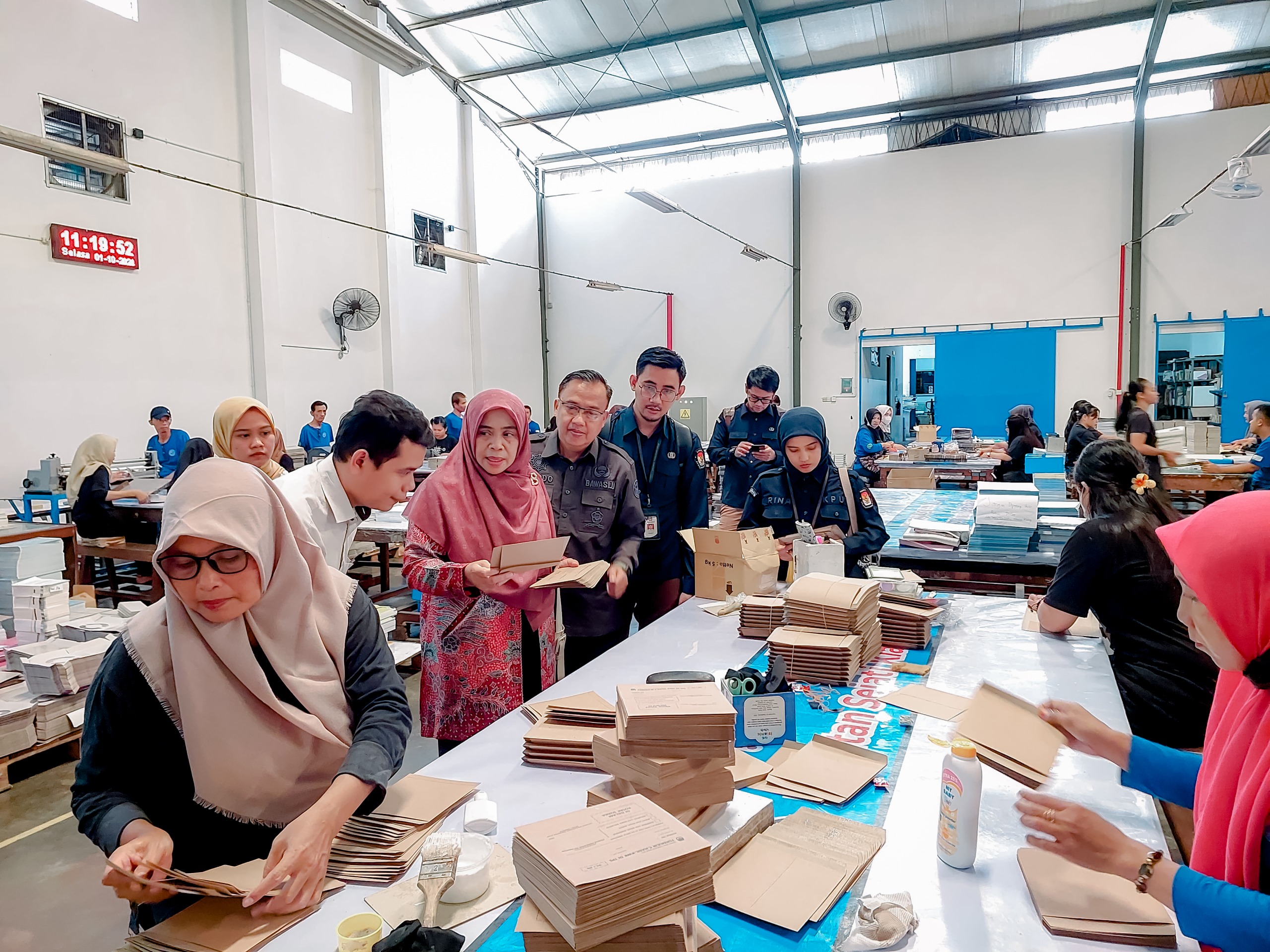 Bawaslu Lampung Lakukan Pengawasan Produksi Logistik Pilkada Di PT. Intan Sejati Klaten