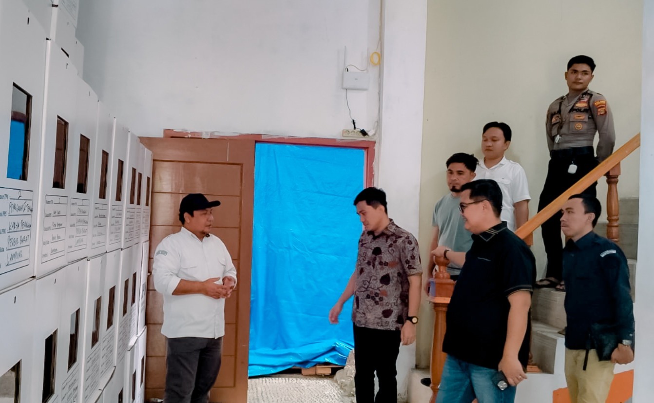Bawaslu Provinsi Lampung Meninjau Gudang Logistik KPU Pesisir Barat Untuk Persiapan Pemilihan Serentak 2024