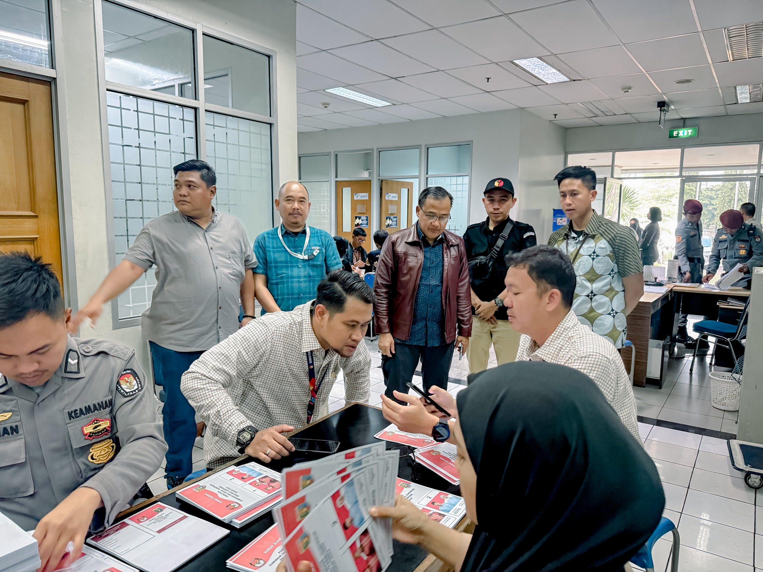 Bawaslu Lampung Lakukan Pengawasan Pencetakan Dan Penambahan Surat Suara Di PT Gramedia Cikarang