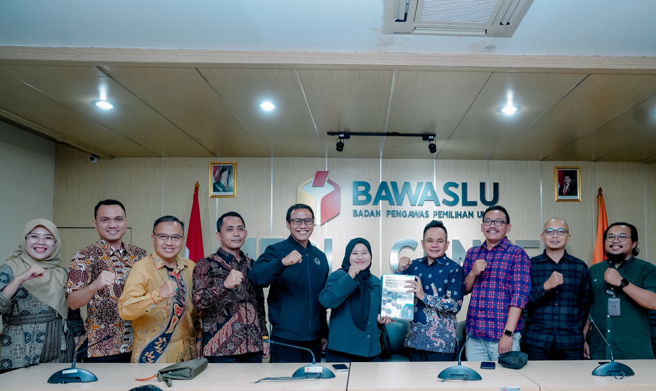 Wujudkan Transparansi Dan Akuntabilitas Kinerja Humas, Bawaslu Lampung Serahkan Laporan Akhir Kehumasan Ke Bawaslu RI