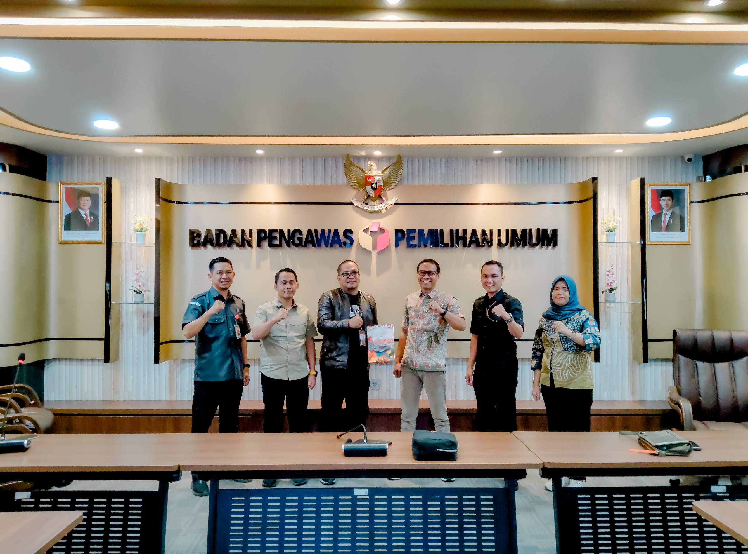 Raih Penghargaan Keterbukaan Informasi Publik, Bawaslu Lampung Serahkan Laporan Layanan Informasi Publik Tahun 2024