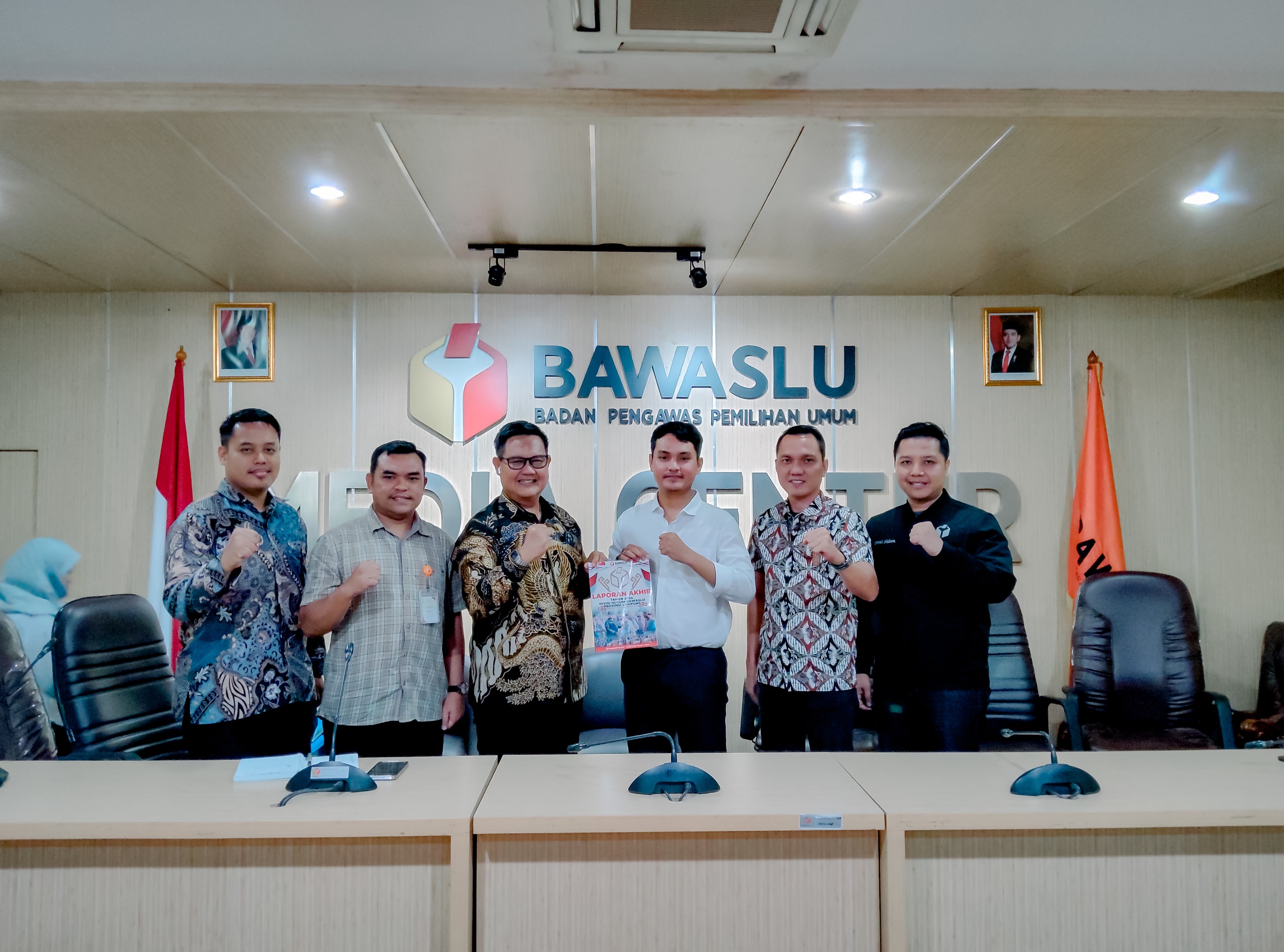 Bawaslu Provinsi Lampung Serahkan Laporan Akhir Divisi Hukum Tahun 2024 Ke Bawaslu RI