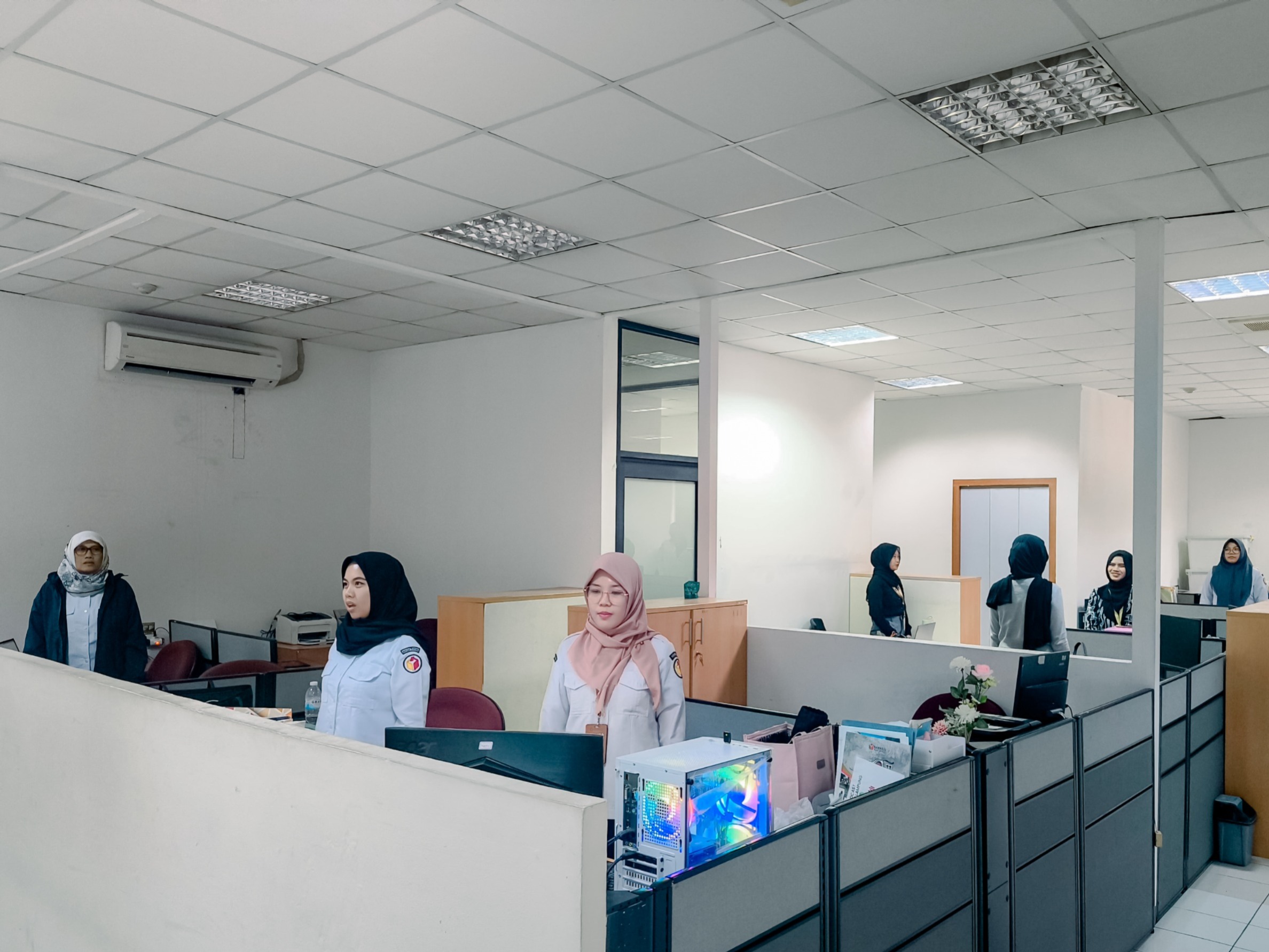 Kobarkan Cinta Tanah Air, Jajaran Bawaslu Lampung Nyanyikan Indonesia Raya Dan Mars Bawaslu