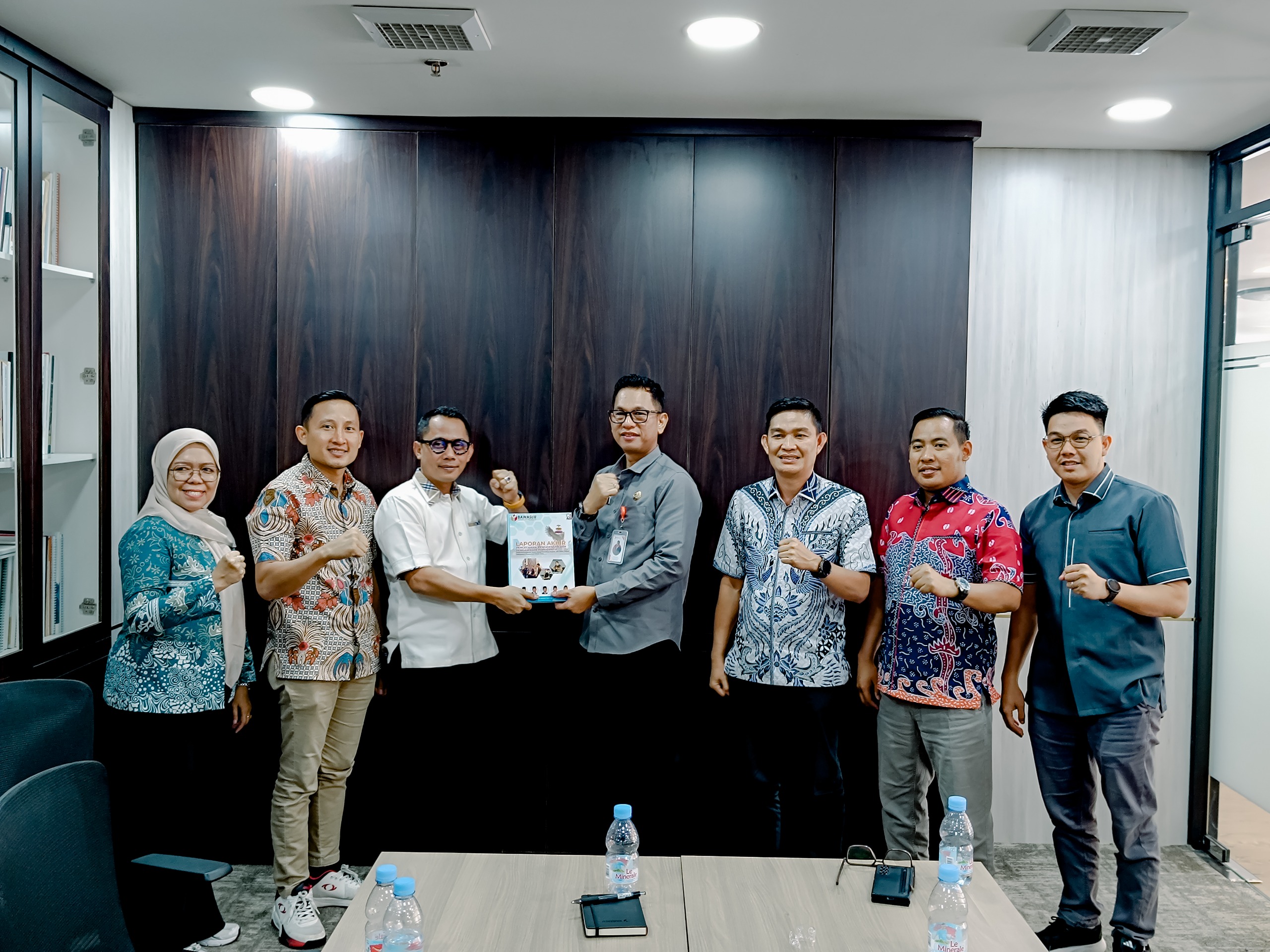 Bawaslu Lampung Serahkan Laporan Akhir PSU Pesawaran Ke Bawaslu RI