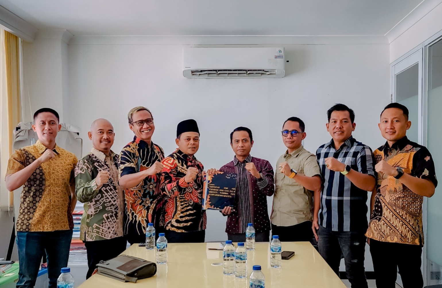 Bawaslu Kabupaten Pesawaran Bersama Bawaslu Provinsi Lampung Serahkan Laporan Rekrutmen Pengawas Dan Pengawasan Logistik PSU Kepada Bawaslu RI
