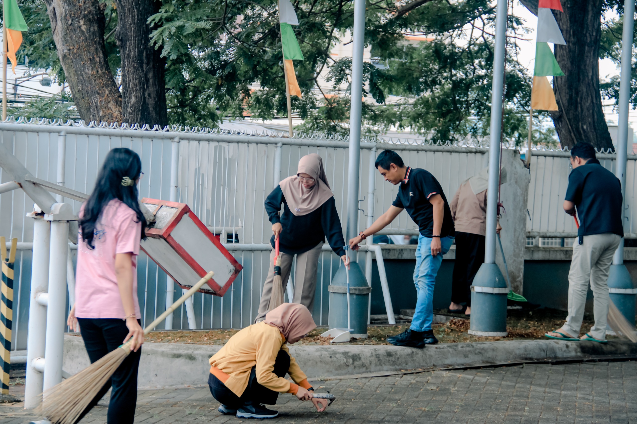Bawaslu Provinsi Lampung Gelar Jumat Bersih, Wujudkan Lingkungan Kerja Sehat Dan Produktif