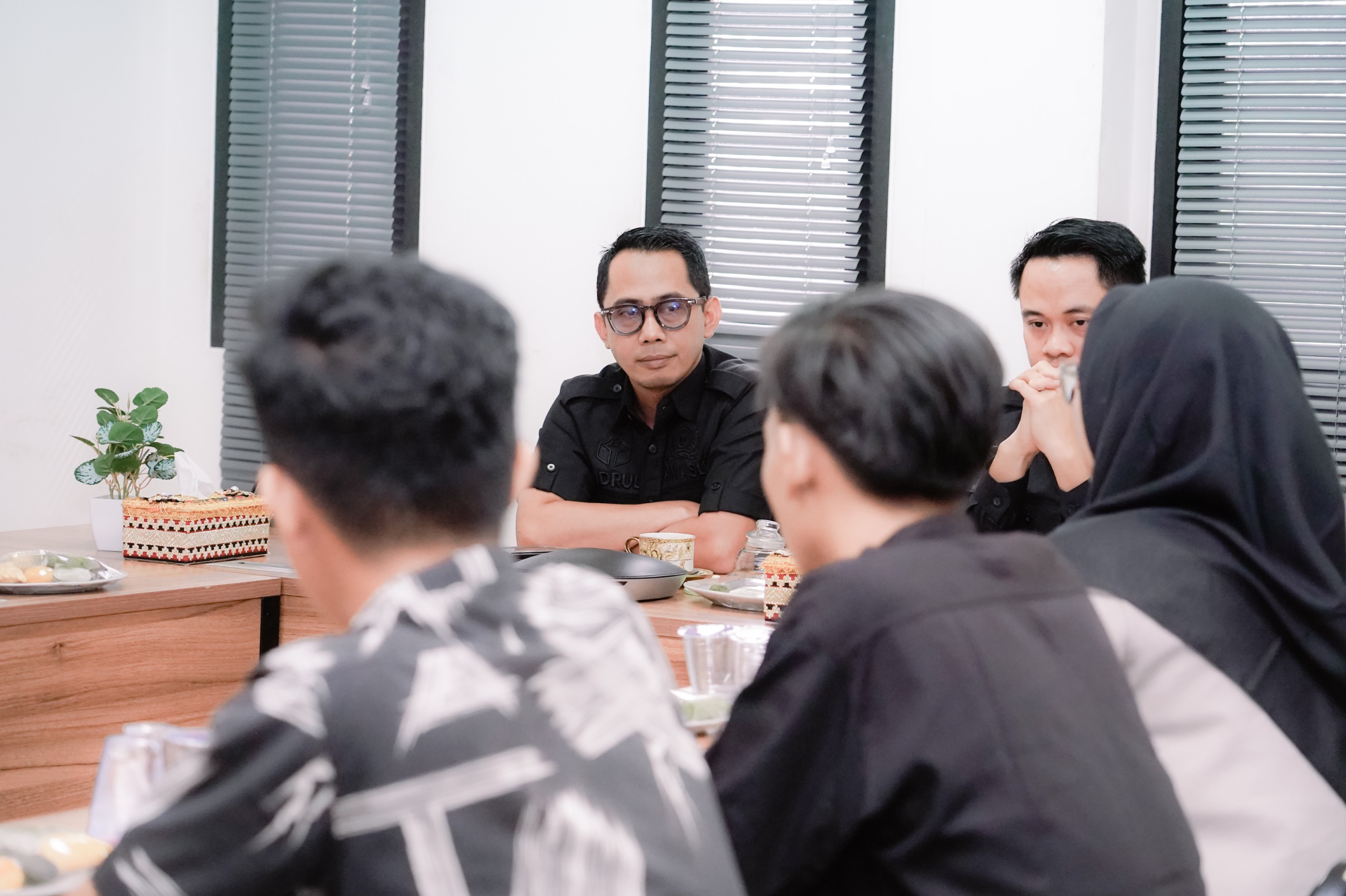 Anggota Badan Pengawas Pemilihan Umum (Bawaslu) Provinsi Lampung, Hamid Badrul Munir saat menerima audiensi Pimpinan Wilayah Pagar Nusa Provinsi Lampung di Kantor Bawaslu Provinsi Lampung, Senin (05/01).