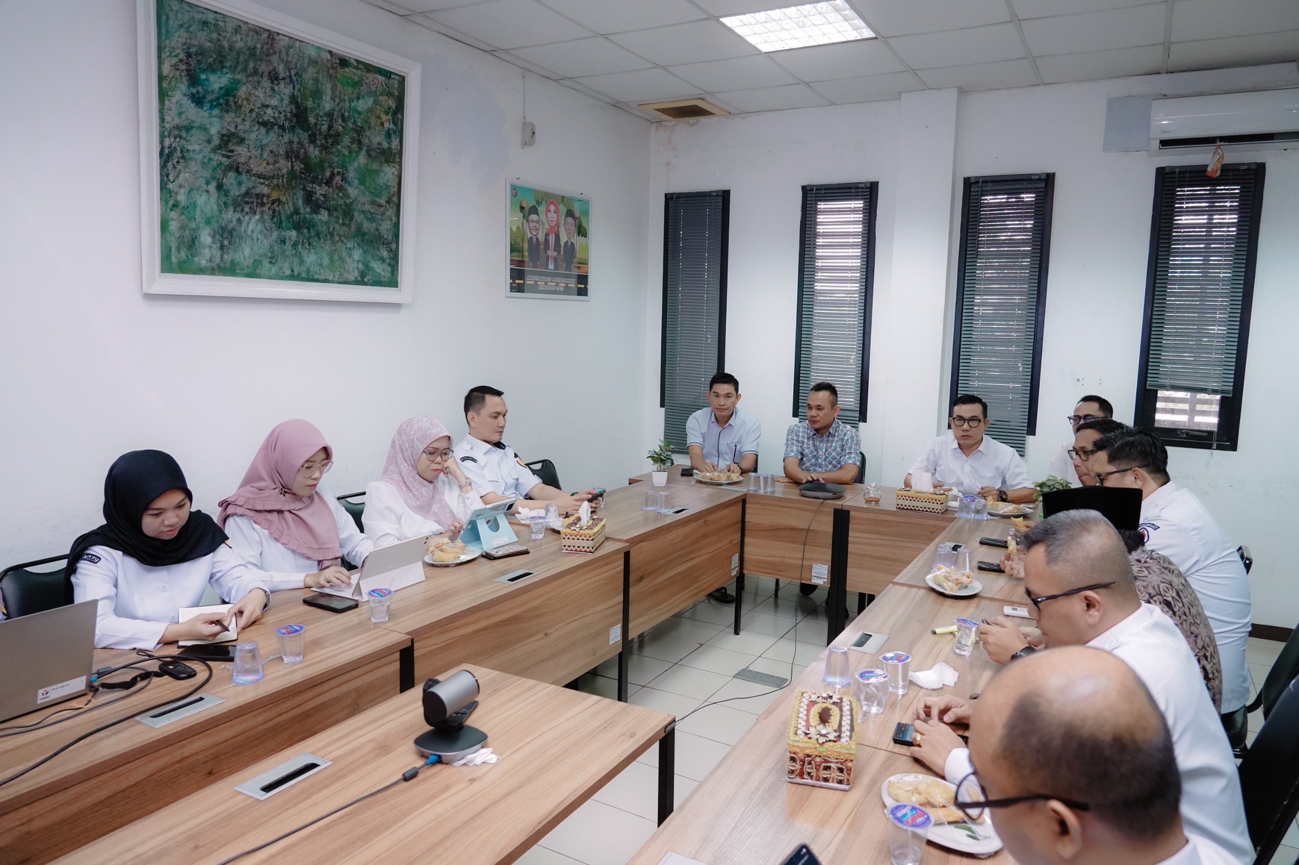 Badan Pengawas Pemilihan Umum (Bawaslu) Provinsi Lampung menggelar rapat awal tahun di Kantor Bawaslu Provinsi Lampung, Rabu (7/1). 