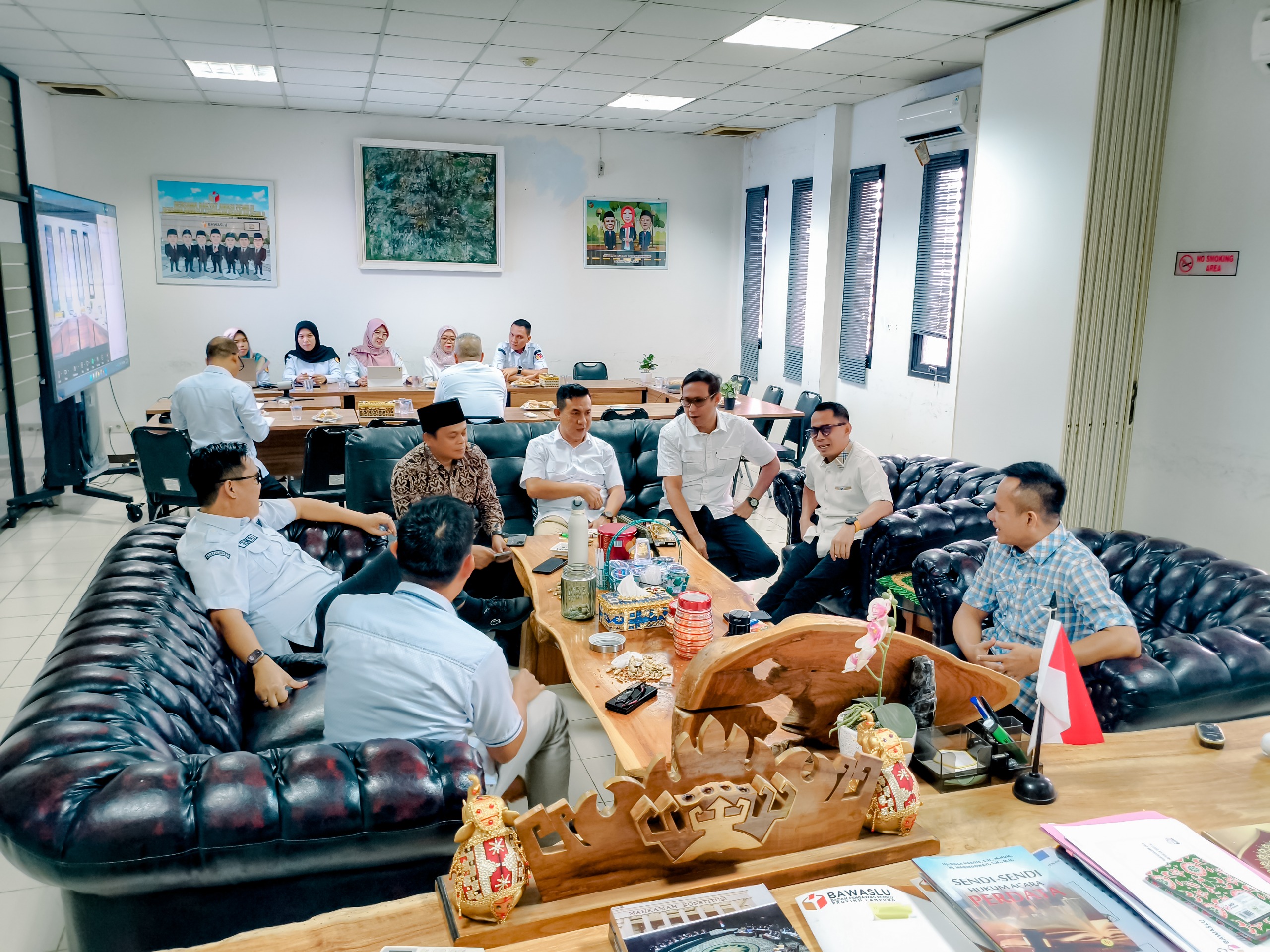 Badan Pengawas Pemilihan Umum (Bawaslu) Provinsi Lampung menggelar rapat awal tahun sebagai upaya menyatukan langkah pengawasan dan edukasi kepemiluan di masa non tahapan. Kegiatan yang berlangsung di Kantor Bawaslu Provinsi Lampung, Rabu (7/1).