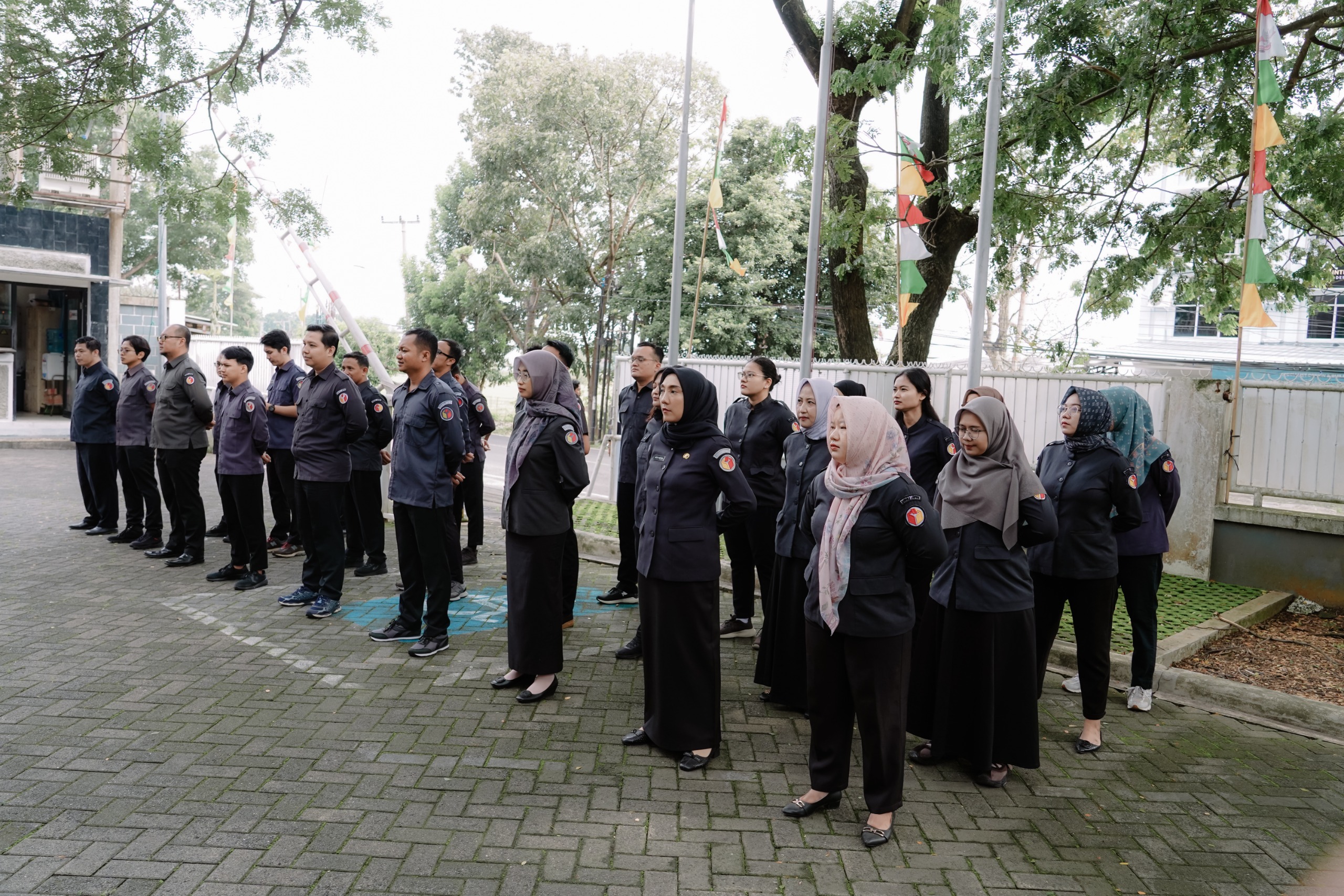 Badan Pengawas Pemilihan Umum (Bawaslu) Provinsi Lampung menggelar apel rutin yang berlangsung di halaman Kantor Bawaslu Provinsi Lampung pada Senin (12/01).