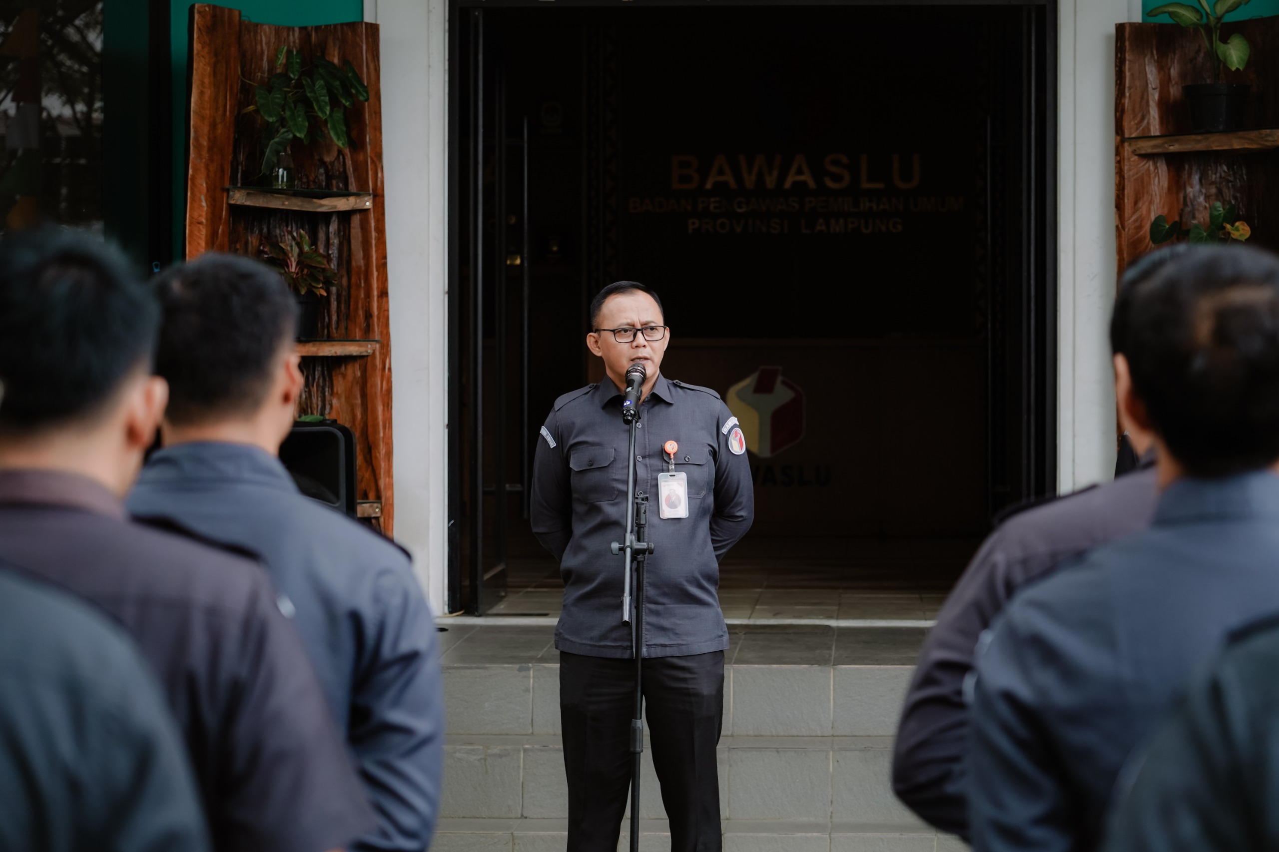 Badan Pengawas Pemilihan Umum (Bawaslu) Provinsi Lampung menggelar apel rutin yang berlangsung di halaman Kantor Bawaslu Provinsi Lampung pada Senin (12/01).