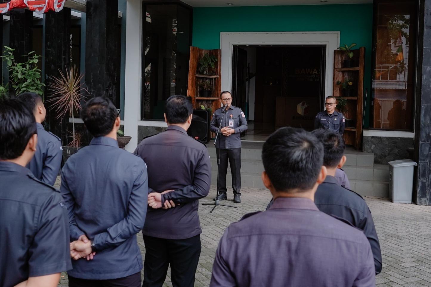 Badan Pengawas Pemilihan Umum (Bawaslu) Provinsi Lampung menggelar apel rutin yang berlangsung di halaman Kantor Bawaslu Provinsi Lampung pada Senin (12/01).