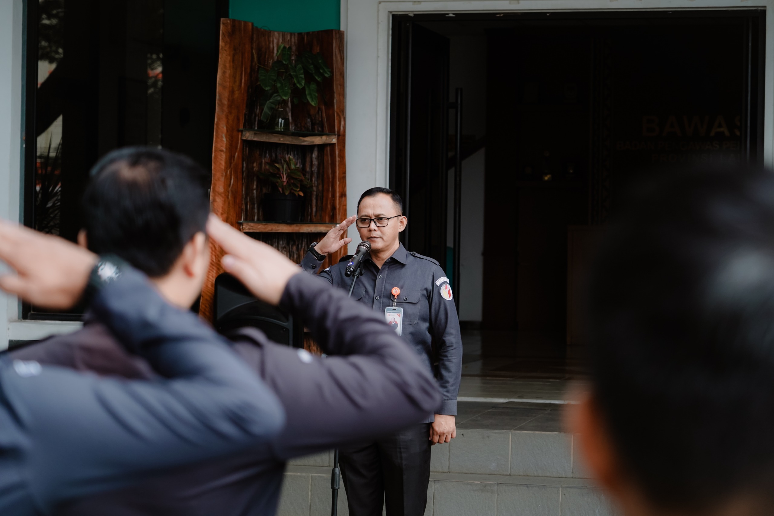 Badan Pengawas Pemilihan Umum (Bawaslu) Provinsi Lampung menggelar apel rutin yang berlangsung di halaman Kantor Bawaslu Provinsi Lampung pada Senin (12/01).