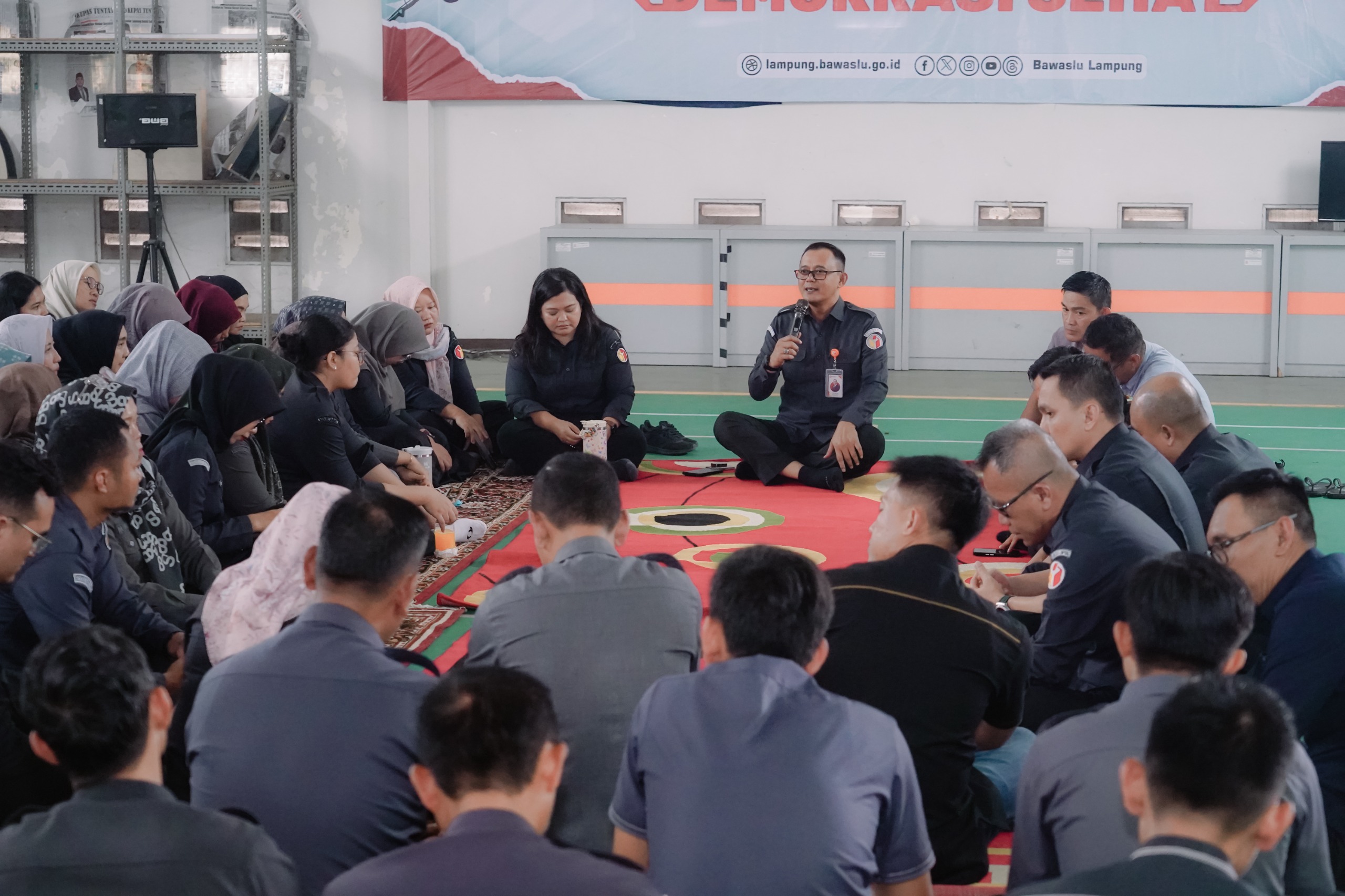 Badan Pengawas Pemilihan Umum (Bawaslu) Provinsi Lampung menggelar kegiatan tasyakuran dan doa bersama dalam rangka menyambut Tahun 2026. Kegiatan tersebut berlangsung di Kantor Bawaslu Provinsi Lampung, Senin (12/01)