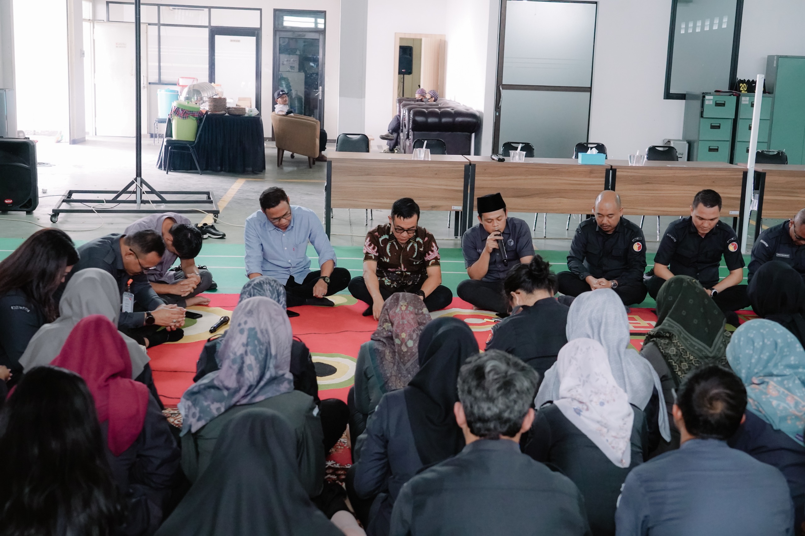 Badan Pengawas Pemilihan Umum (Bawaslu) Provinsi Lampung menggelar kegiatan tasyakuran dan doa bersama dalam rangka menyambut Tahun 2026. Kegiatan tersebut berlangsung di Kantor Bawaslu Provinsi Lampung, Senin (12/01)