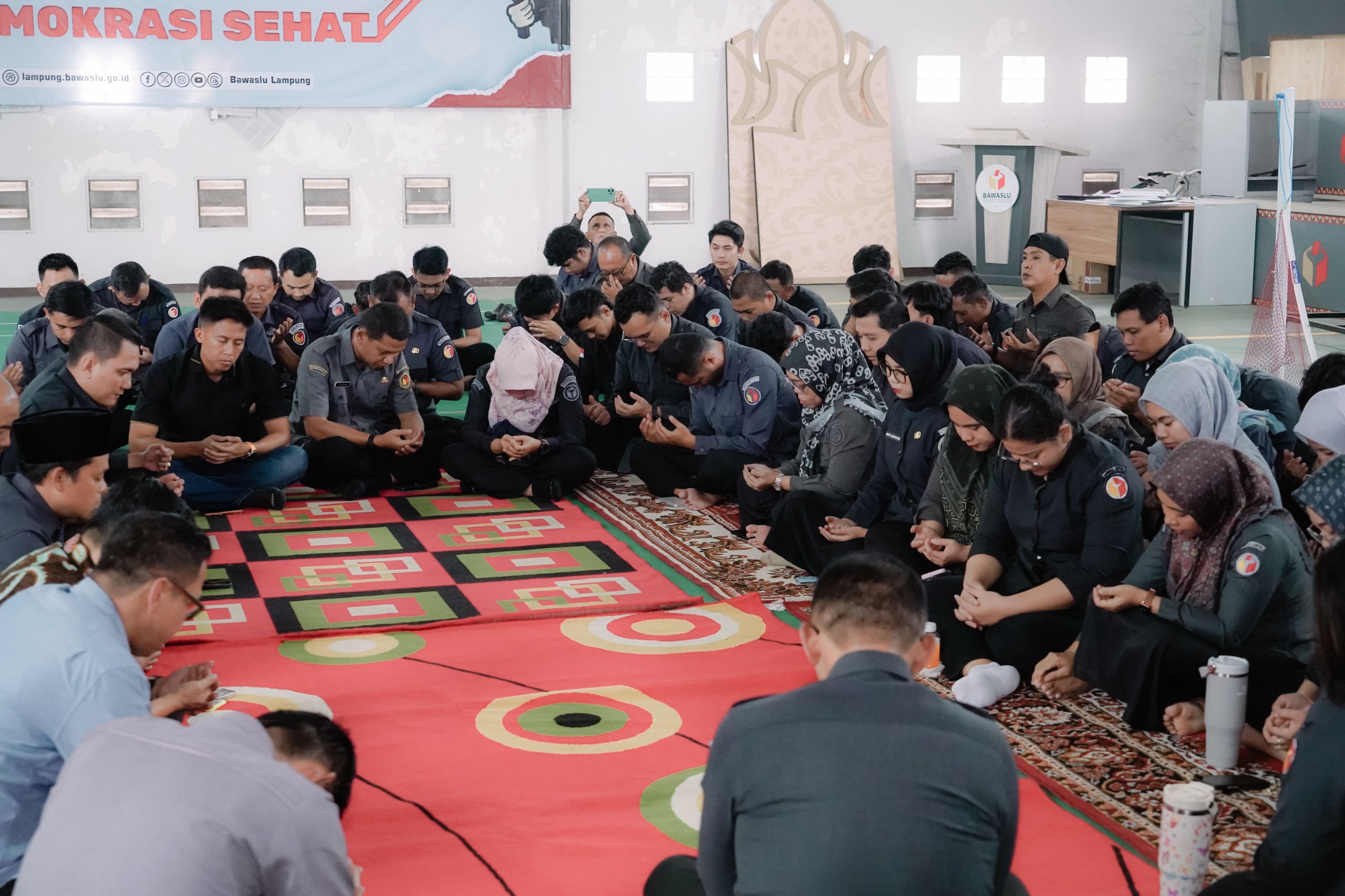 Badan Pengawas Pemilihan Umum (Bawaslu) Provinsi Lampung menggelar kegiatan tasyakuran dan doa bersama dalam rangka menyambut Tahun 2026. Kegiatan tersebut berlangsung di Kantor Bawaslu Provinsi Lampung, Senin (12/01)