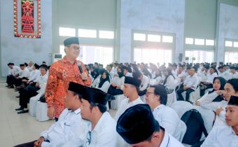 Anggota Bawaslu Provinsi Lampung Suheri, S.IP mengikuti proses Pelantikan dan Pembekalan badan Ad Hoc Panitia Pemungutan Suara (PPS) serta gelar pasukan PPK dan PPS Komisi Pemilihan Umum (KPU)