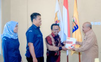 Bawaslu Lampung Serahkan Laporan Informasi Publik ke KI Lampung