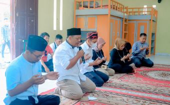 Harlah Ke-15, Bawaslu Lampung Santuni Anak Yatim