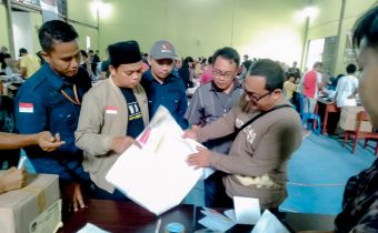 Bawaslu Lampung Awasi Secara Melekat Proses Pelipatan Surat Suara Pemilu 2024 Di Mesuji