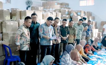 Bawaslu Lampung Awasi Proses Sortir dan Pelipatan Surat Suara Di Way Kanan