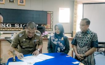 Komitmen Bersama Sukseskan Pilkada, Pemerintah Lampung Utara Dan Bawaslu Kabupaten Lampung Utara Tandatangani Perjanjian Hibah