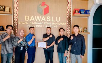 Bawaslu Lampung Lepas Empat Mahasiswa Magang Universitas Lampung