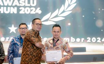 Bawaslu Provinsi Lampung Raih Penghargaan Keterbukaan Informasi Publik 2024