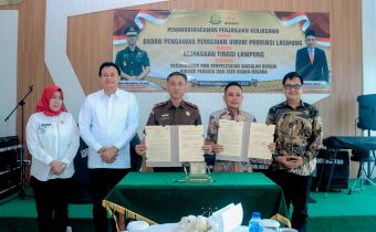 Perkuat Sinergi Kawal Demokrasi, Bawaslu dan Kejati Lampung Teken MoU Penanganan Dan Penyelesaian Masalah Hukum Bidang Perdata Dan Tata Usaha Negara