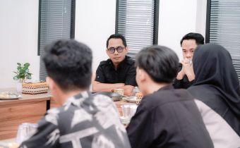 Anggota Badan Pengawas Pemilihan Umum (Bawaslu) Provinsi Lampung, Hamid Badrul Munir saat menerima audiensi Pimpinan Wilayah Pagar Nusa Provinsi Lampung di Kantor Bawaslu Provinsi Lampung, Senin (05/01).