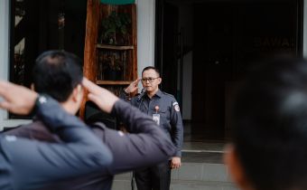 Badan Pengawas Pemilihan Umum (Bawaslu) Provinsi Lampung menggelar apel rutin yang berlangsung di halaman Kantor Bawaslu Provinsi Lampung pada Senin (12/01).